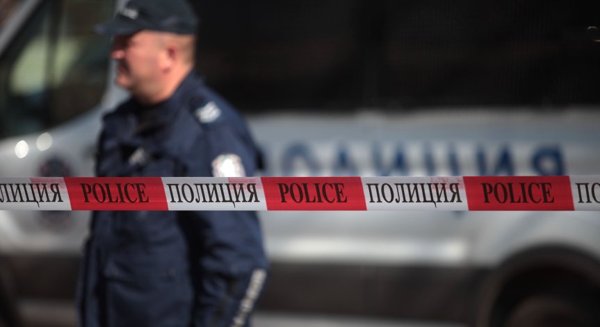 Слезе от колата, падна и почина: Мъж издъхна на паркинг пред магазин в Кърджали