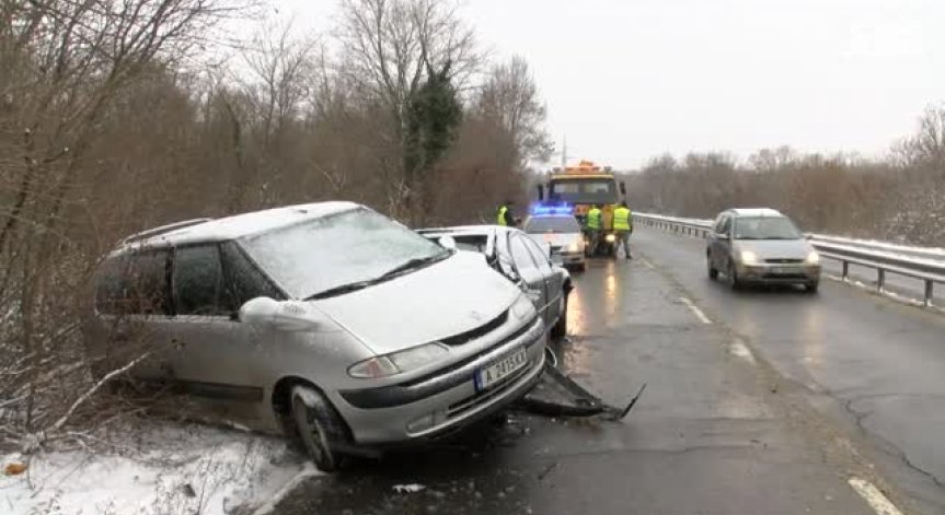 Тежка катастрофа между 4 автомобила и автобус на пътя Бургас - Созопол
