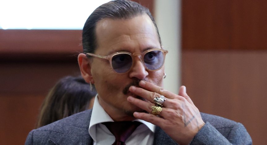 Майката на Джони Деп го пребивала от бой, хвърляла пепелници и телефони по него