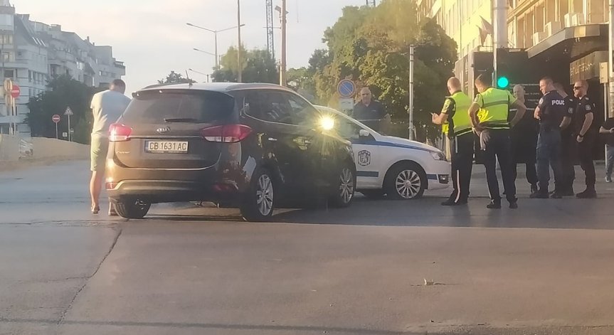 Шофьор се вряза в полицейски автомобил в центъра на София