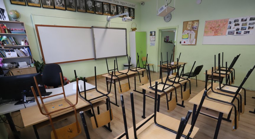 Отлагат атестирането на учителите заради Ковид-19