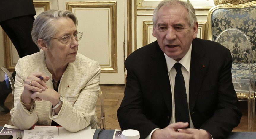 Кабинетът на Франсоа Байру се задържа на власт.