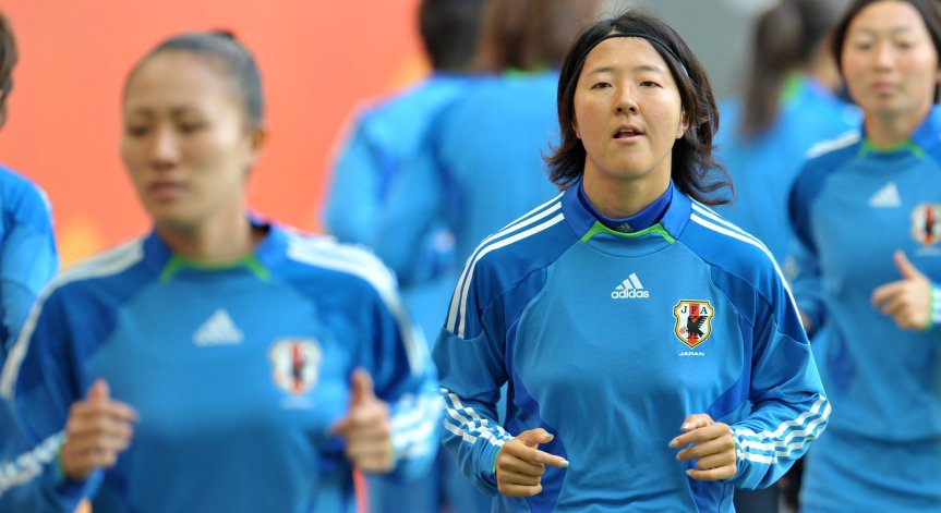 Японка стана първата жена в професионален мъжки отбор по футбол