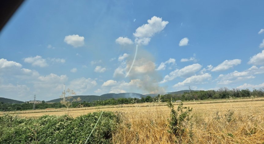 Голям пожар пламна край Стара Загора