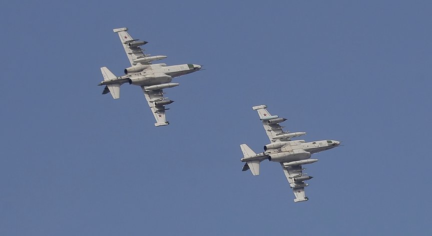 Удар с ракети на руските Су-25 по замаскирана техника на украинските сили