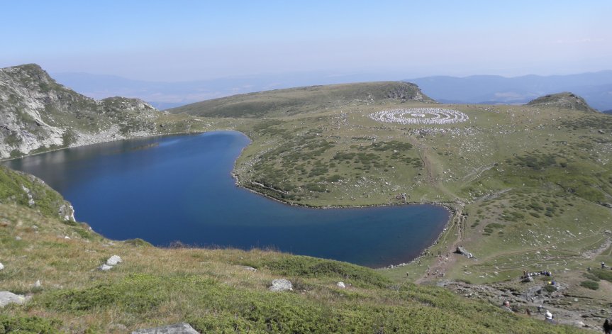 Рилските езерата са позиционирани в Дамгския дял на Северозападна Рила, разположени терасовизно между 2095 и 2535 м н.в.