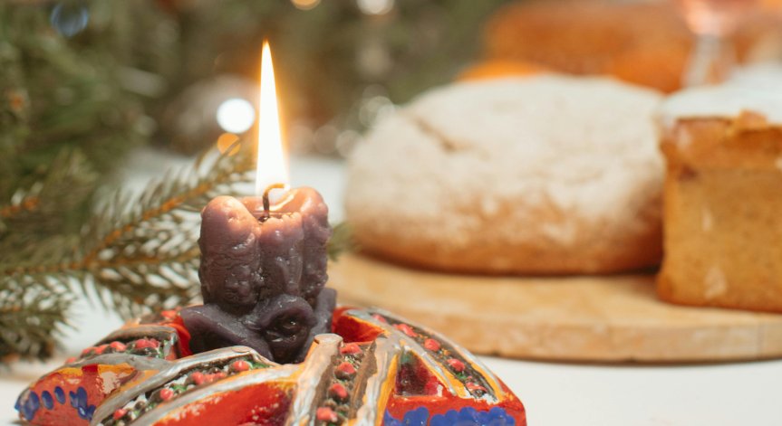 В малка купа сложете топлата вода, захарта, маята и лъжицата брашно.