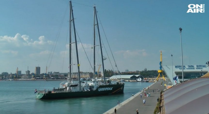 Rainbow Warrior акостира в Бургас 