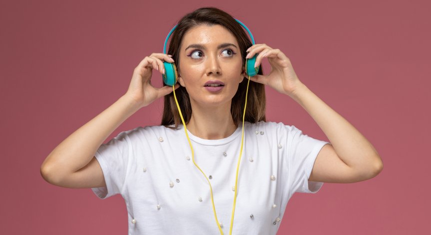 Шумово-индуцираната загуба на слуха е често срещана при употреба на слушалки.