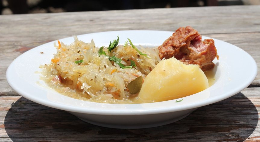 Рецепта от тефтера на баба: Свинско с кисело зеле