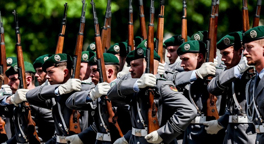 Военната служба вече е задължителна в четири държави от НАТО