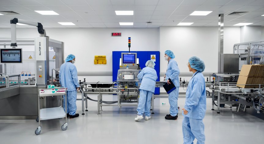 AstraZeneca обеща да произвежда по 2 млн. дози на седмица от ваксината си