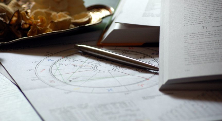 Месечен хороскоп за ноември: Очакват ни предизвикателства и вълнуващи събития