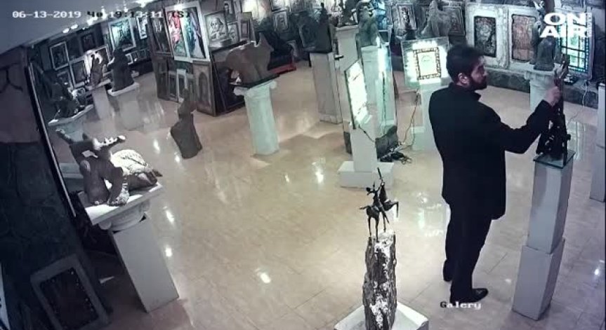 Откраднаха скулптура на Ставри Калинов от галерията му