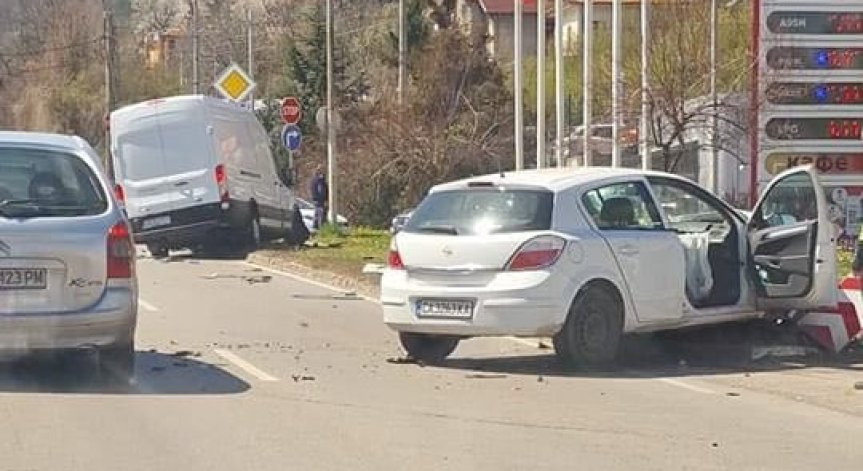 Тежка катастрофа блокира ключов булевард в София