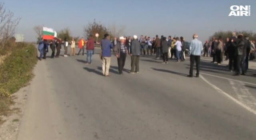 Жители на Ветово затвориха с хоро пътя Русе-Разград