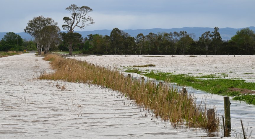 Един загинал и хиляди пред евакуация заради тежки наводнения в Австралия