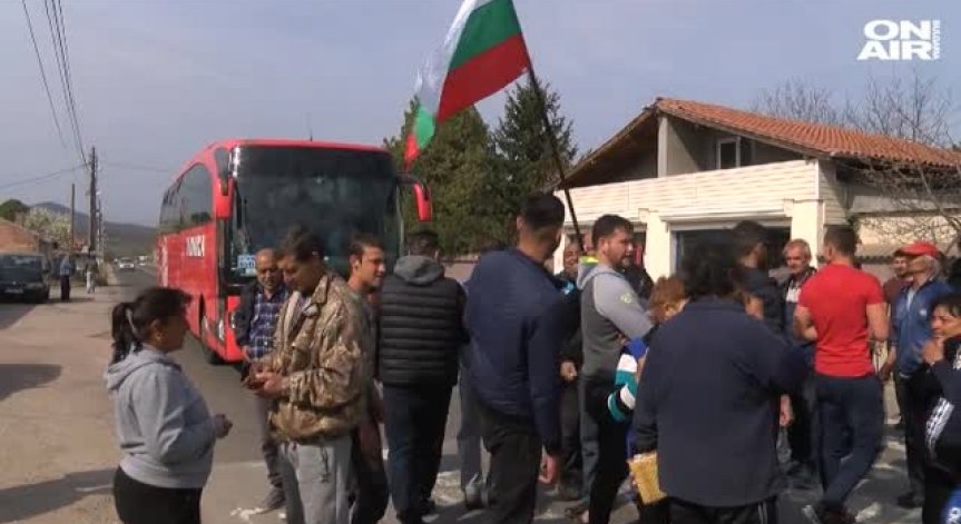 Жители на хасковско село блокираха пътя за ГКПП 