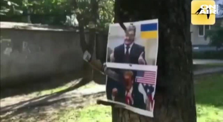 Баби - фенки на Путин, мятаха ножове по портрети на Тръмп и Порошенко