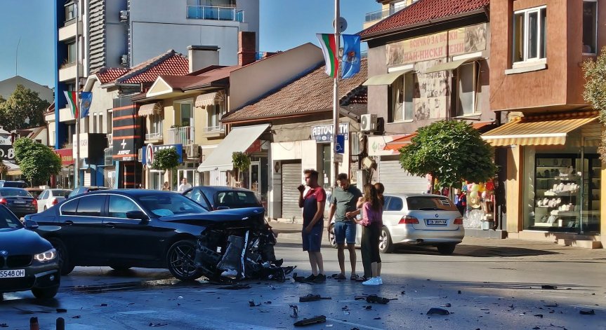 Тежък сблъсък между два автомобила на 
