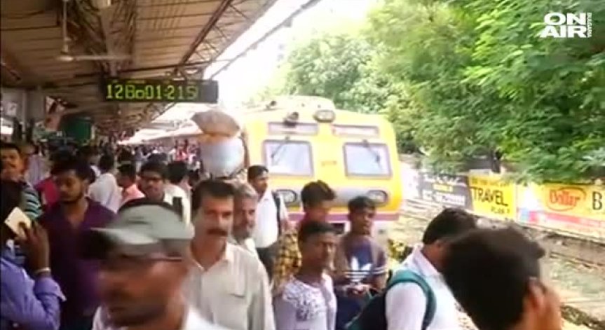 Блъсканица на жп гара в Мумбай отне живота на 22 души 