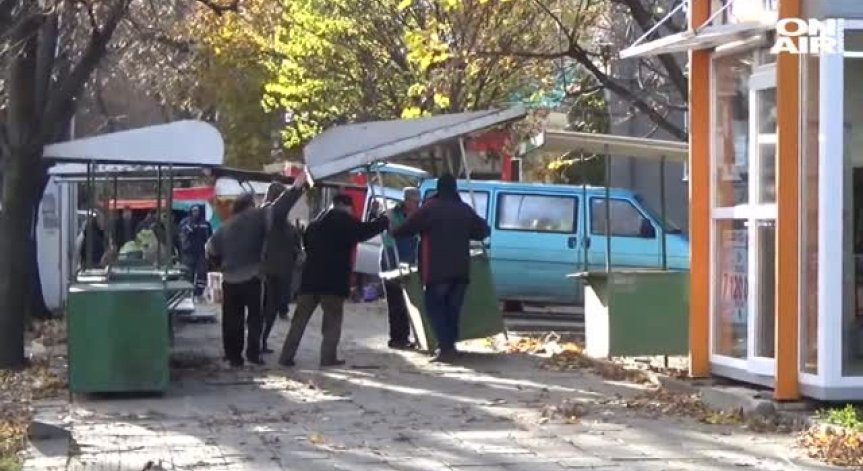 Ураганен вятър нанесе щети в почти цялата страна