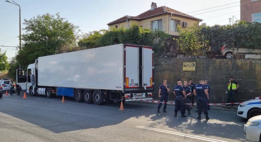 ТИР с над 100 нелегални мигранти хванаха полицаи в Бургас