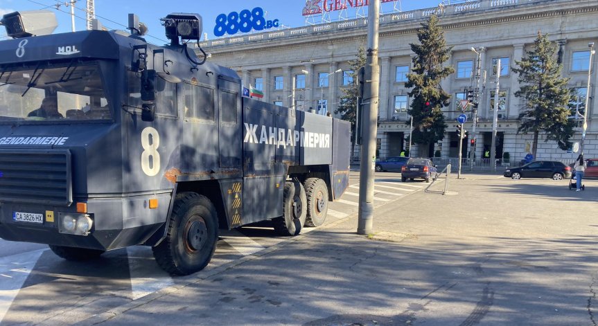 Водно оръдие чака протестиращи пред Националния стадион, идват фенове от цялата страна