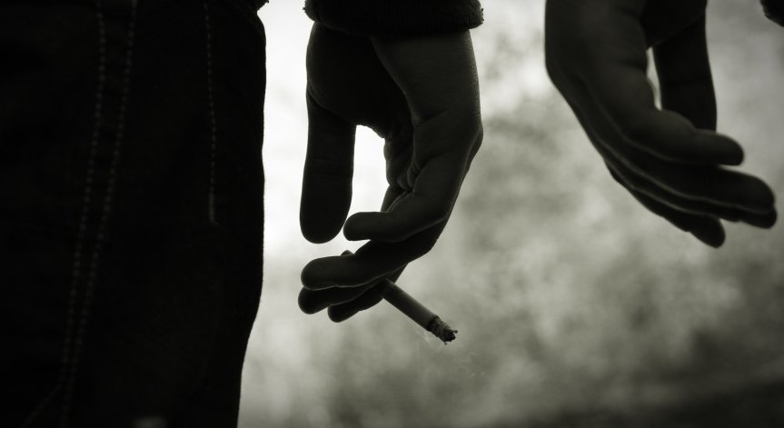 Ученик дръпнал цигара с марихуана преди часовете, откарали го неадекватен в болница