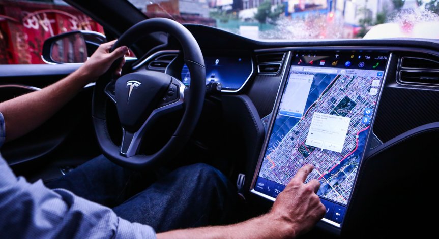 Илън Мъск призна: Автопилотът на Tesla не е кой знае колко добър