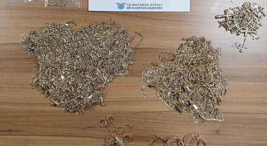 2 кг контрабандно злато откриха митничари в турски и румънски автомобили