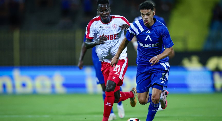 Записа 77 мача и отбеляза 14 гола във всички турнири.