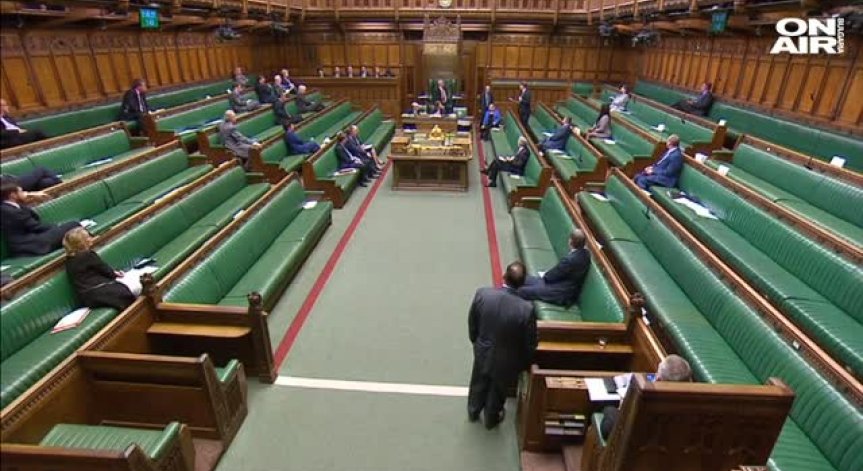 Пробив по Brexit - не, пробив в тавана - да. Протече зала в британския парламент