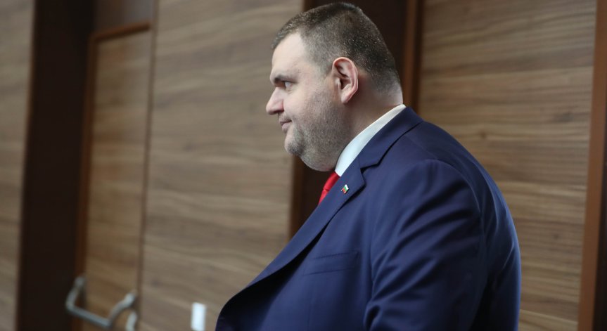 Посланикът на Република Северна Македония трябва да бъде незабавно отзован, смята Пеевски.