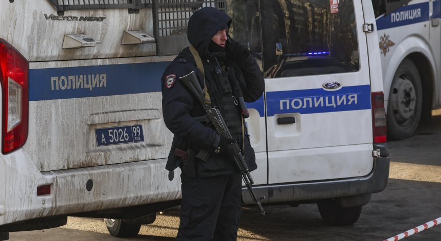 Полицай загина при взрив край жп гара в Москва
