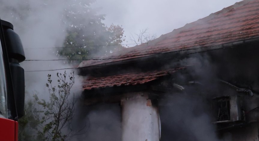 Деветгодишно дете е с изгаряния след опита да запали с бензин печка на дърва