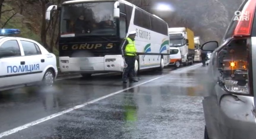 Четирима пострадаха при катастрофа в Кресненското дефиле