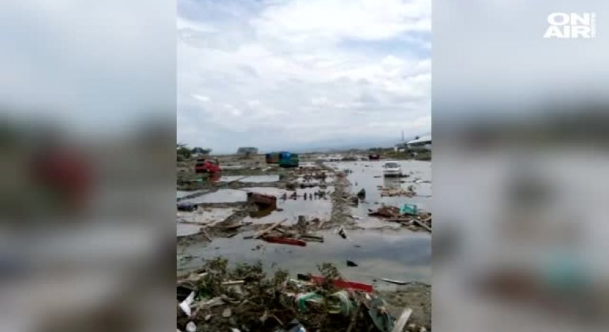 Стотици загинали след мощното цунами, връхлетяло Индонезия