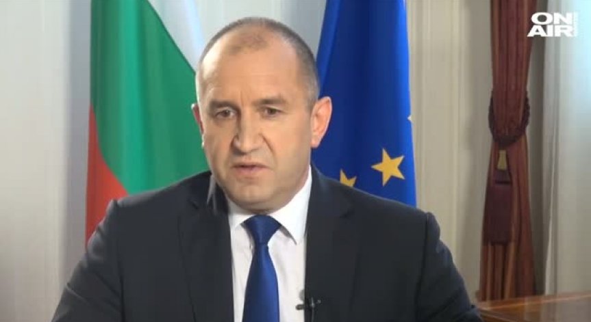 Някой тегли каруцата към автокрация, твърди Румен Радев