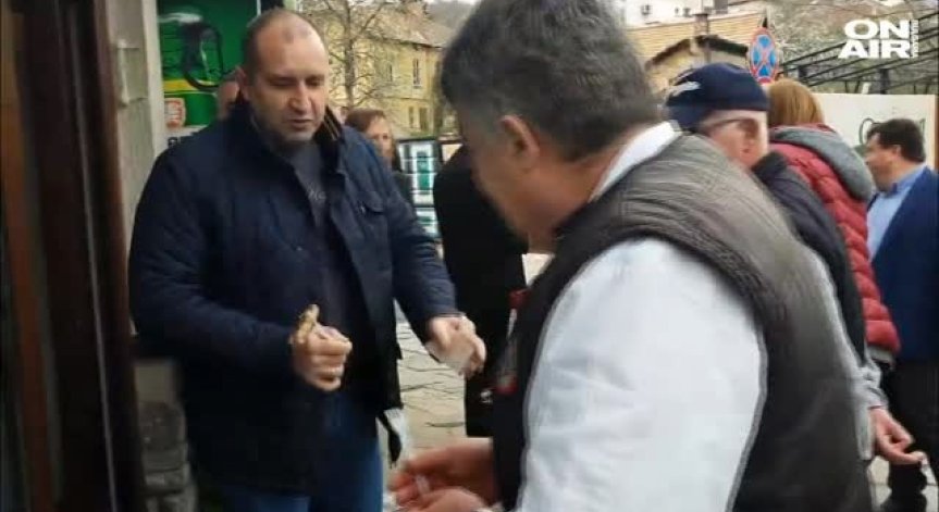 Румен и Десислава Радеви похапваха кебапчета в Трявна