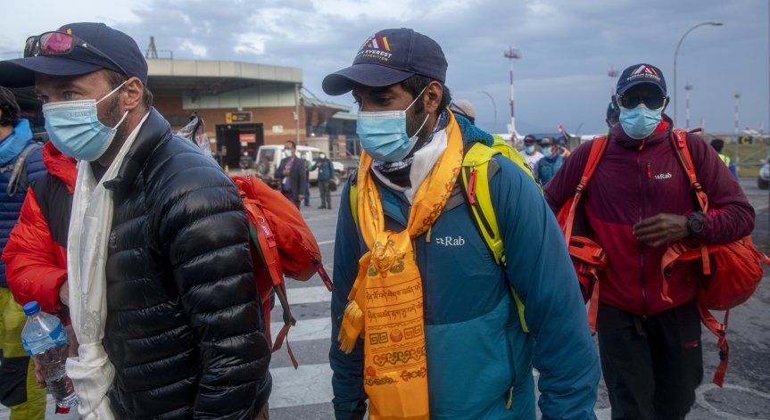 Над 100 са заразените с коронавирус в подножието на Еверест