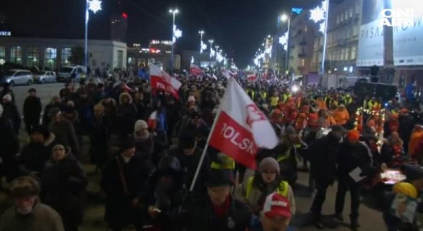Хиляди излязоха на антиправителствен протест в Полша