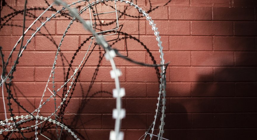 Екшън в Нигерия: 1500 затворници избягаха и подпалиха полицейско управление