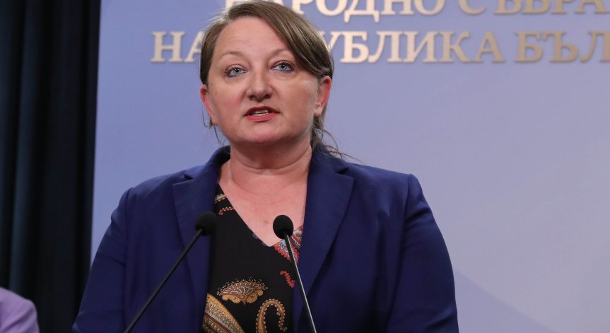 Сачева коментира наболелите теми с бюджета и Еврозоната.
