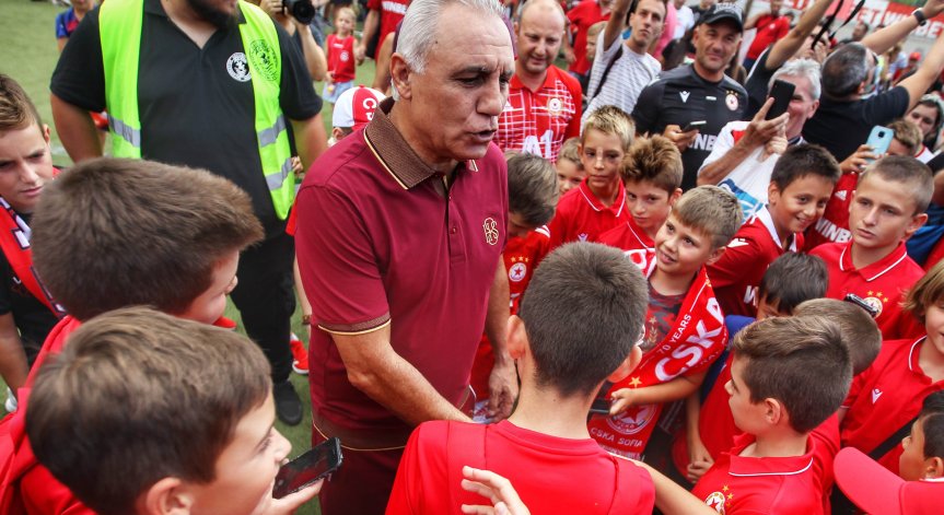 Стоичков: Колко болка има на този свят, моля се за всички в Мароко и Либия