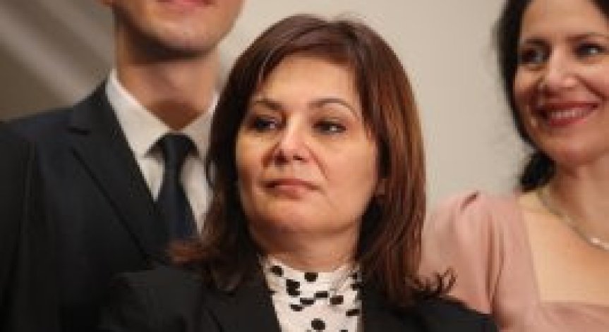 Министър Сербезова: Ще се предприемат други мерки, преди да се пристъпи към онлайн обучение