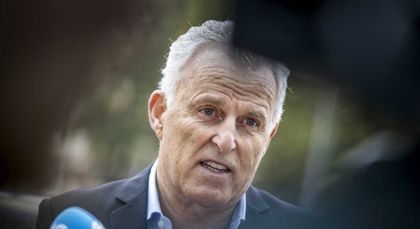 Почина журналистът Петер Р. де Врийс, застрелян в центъра на Амстердам 