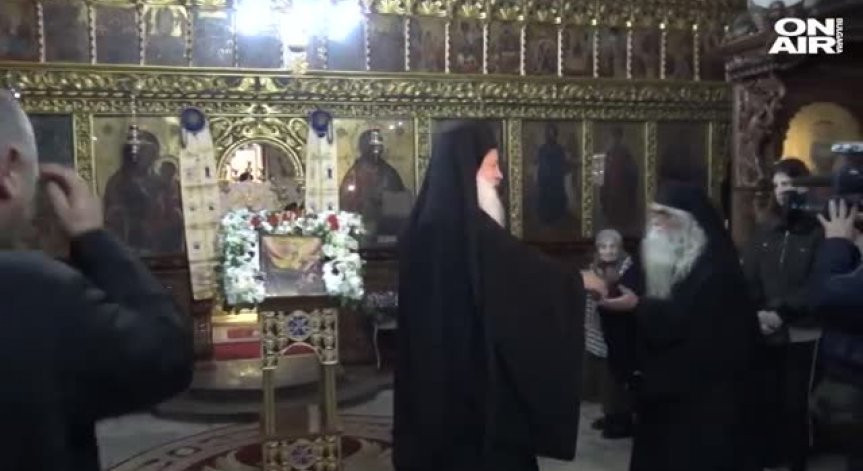 Вярващи търсят изцерение от чудотворната икона на Св. Богородица