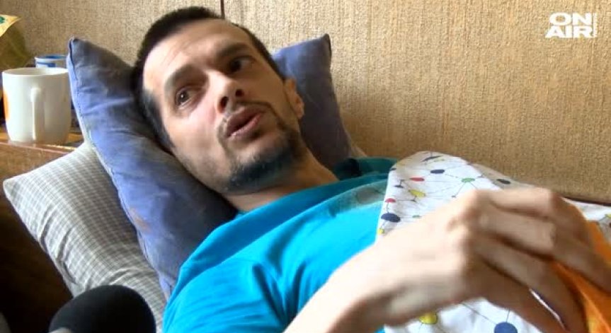 Мъж се нуждае от помощ, за да проходи отново