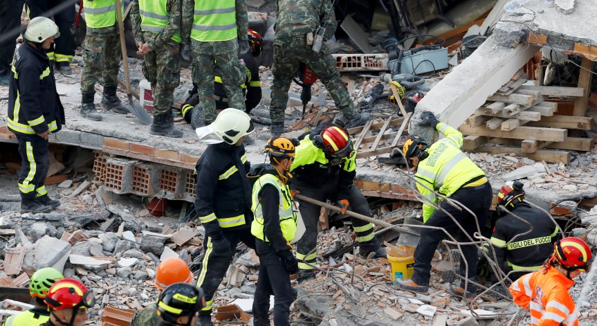 Расте броят на жертвите след опустошителното земетресение в Албания